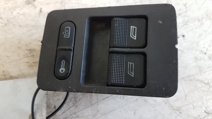 Usados Interruptor combinado de ventanillas Seat Arosa (6H1) 1.4i Precio € 25,00 Norma de margen ofrecido por Autodemontagebedrijf Smit