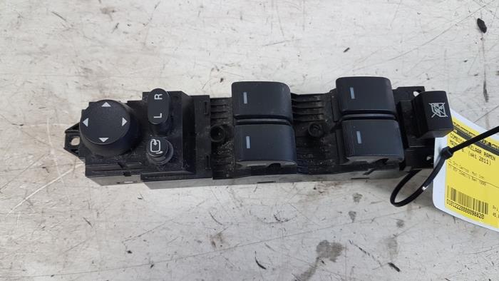 Usados Interruptor combinado de ventanillas Mazda 6 SportBreak (GH19/GHA9) 2.0i 16V S-VT Precio € 45,00 Norma de margen ofrecido por Autodemontagebedrijf Smit