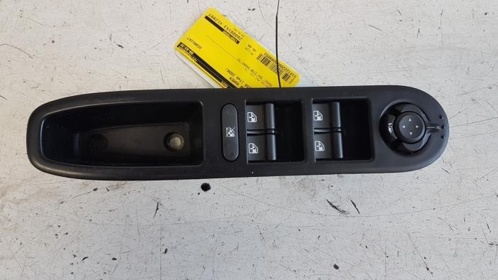 Usados Interruptor combinado de ventanillas Alfa Romeo 159 (939AX) 2.2 JTS 16V Precio € 35,00 Norma de margen ofrecido por Autodemontagebedrijf Smit