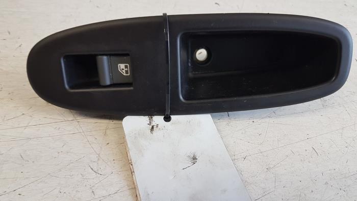 Usados Interruptor de ventanilla eléctrica Alfa Romeo 159 (939AX) 2.2 JTS 16V Precio € 25,00 Norma de margen ofrecido por Autodemontagebedrijf Smit
