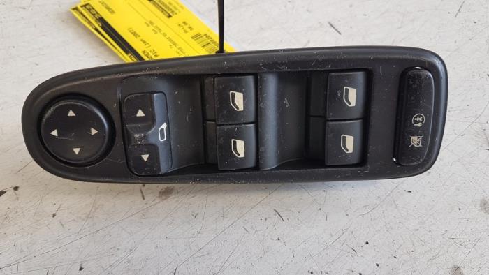 Usados Interruptor combinado de ventanillas Citroen C4 Grand Picasso (UA) 1.8 16V Precio € 50,00 Norma de margen ofrecido por Autodemontagebedrijf Smit