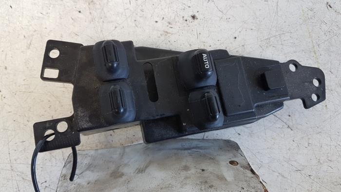Usados Interruptor de ventanilla eléctrica Chrysler Sebring Convertible (JR) 2.7 V6 24V Precio € 20,00 Norma de margen ofrecido por Autodemontagebedrijf Smit