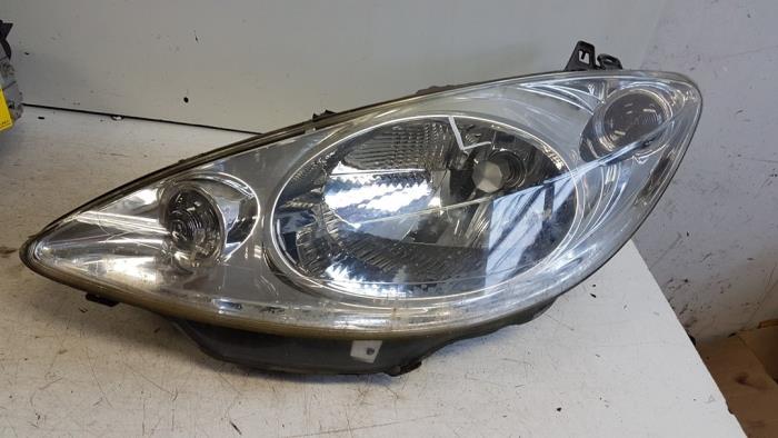 Używane Reflektor lewy Peugeot 1007 (KM) 1.4 Cena € 45,00 Procedura marży oferowane przez Autodemontagebedrijf Smit