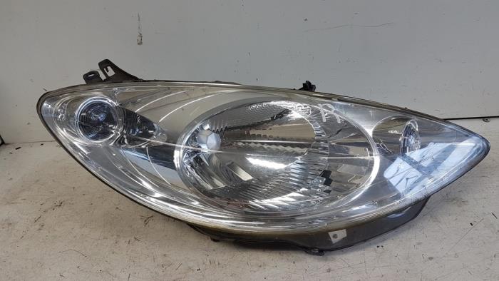 Używane Reflektor prawy Peugeot 1007 (KM) 1.4 Cena € 45,00 Procedura marży oferowane przez Autodemontagebedrijf Smit