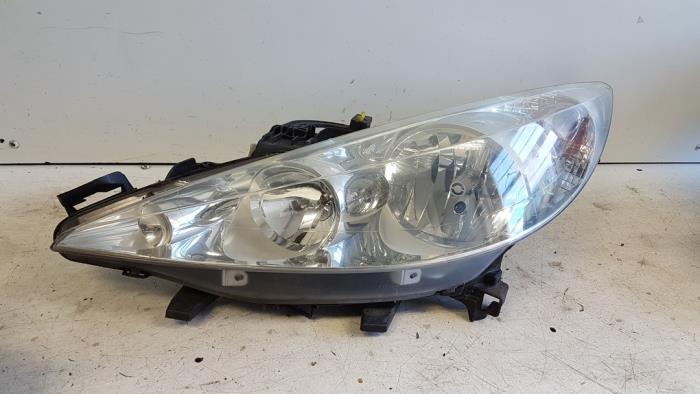 Używane Reflektor prawy Peugeot 207/207+ (WA/WC/WM) 1.4 Cena € 25,00 Procedura marży oferowane przez Autodemontagebedrijf Smit