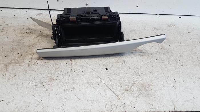 Begagnade Handskfack Mini Mini (R56) 1.4 16V One Pris € 30,00 Marginaltabell erbjuds av Autodemontagebedrijf Smit