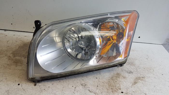 Używane Reflektor lewy Dodge Caliber 1.8 16V Cena € 50,00 Procedura marży oferowane przez Autodemontagebedrijf Smit