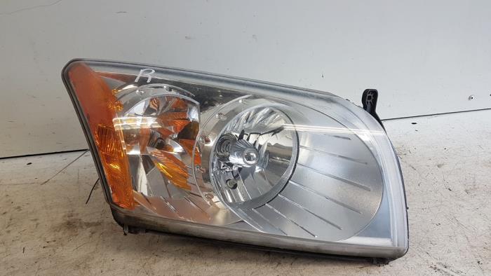 Używane Reflektor prawy Dodge Caliber 1.8 16V Cena € 50,00 Procedura marży oferowane przez Autodemontagebedrijf Smit