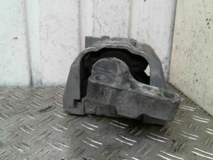Usagé Support moteur Volkswagen Golf V (1K1) 1.9 TDI Prix € 10,00 Règlement à la marge proposé par Autodemontagebedrijf Smit