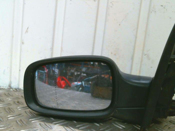Rétroviseur extérieur gauche d'un Renault Megane 2002
