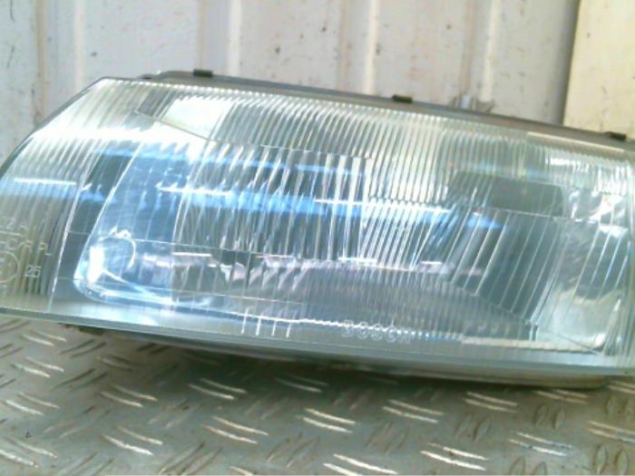 Używane Reflektor lewy Mazda 323 (BA12) 1.5i 16V Cena € 20,00 Procedura marży oferowane przez Autodemontagebedrijf Smit