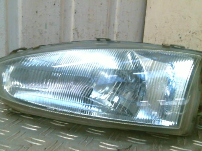 Headlight, left from a Mitsubishi Colt (CJ) 1.6 GLXi 16V 1997