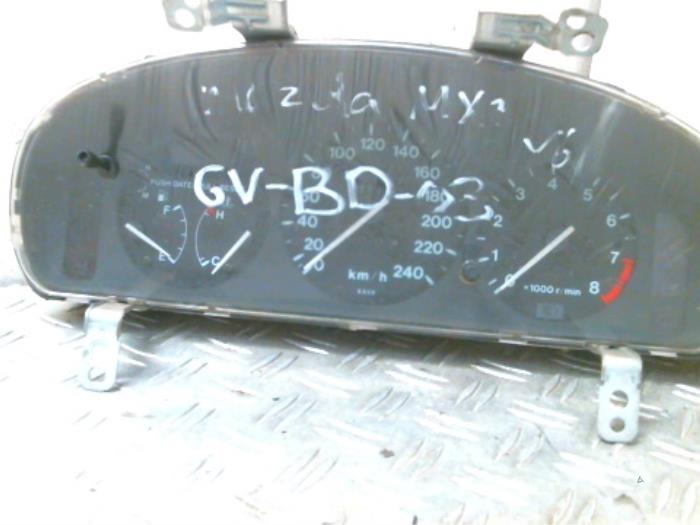 Instrument panel from a Mazda MX-3 1.8i V6 24V 1993