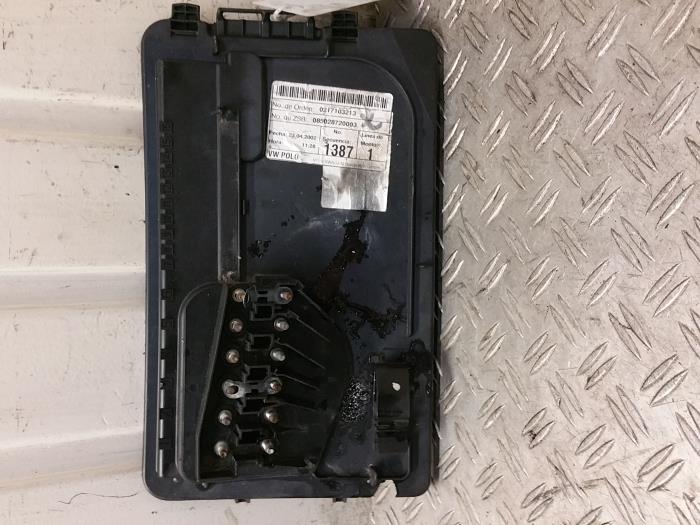 Begagnade Batterilåda Volkswagen Polo IV (9N1/2/3) 1.9 TDI 100 Pris € 20,00 Marginaltabell erbjuds av Autodemontagebedrijf Smit
