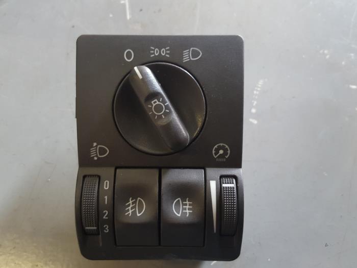 Interruptor de luz de un Opel Corsa C (F08/68) 1.7 DTI 16V 2000