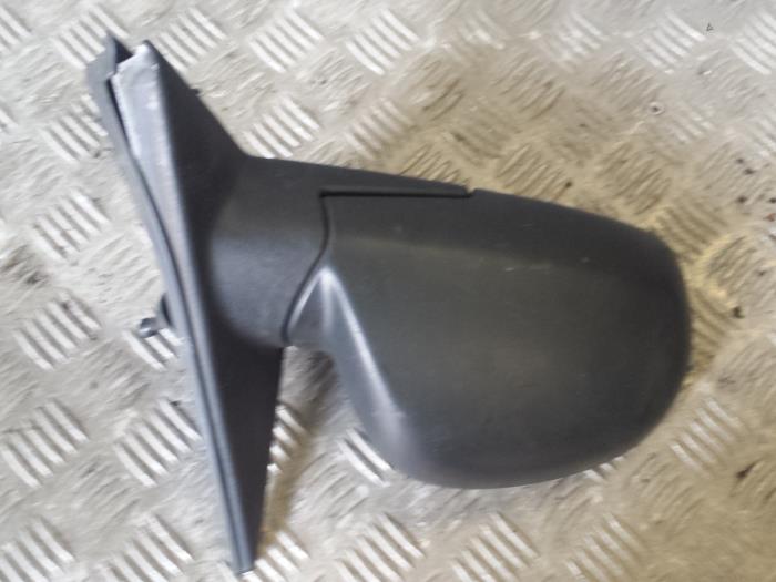 Wing mirror, right from a Hyundai Accent 1.3i 12V 2005