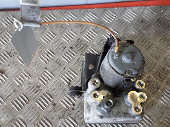Begagnade ABS-pump BMW 7 serie (E38) 728iA,iA Executive 24V Pris € 20,00 Marginaltabell erbjuds av Autodemontagebedrijf Smit