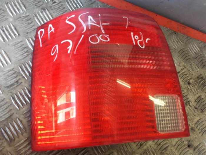 Luz trasera izquierda de un Volkswagen Passat 1998
