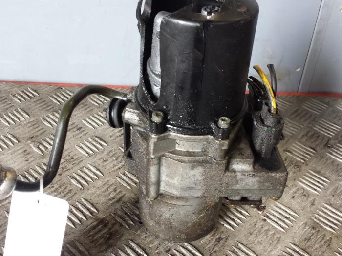 Power steering pump from a Peugeot 307 SW (3H) 1.6 16V 2004