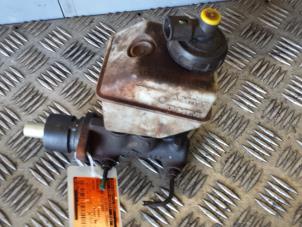 Używane Glówny cylinder hamulcowy Renault Twingo (C06) 1.2 Cena € 30,00 Procedura marży oferowane przez Autodemontagebedrijf Smit
