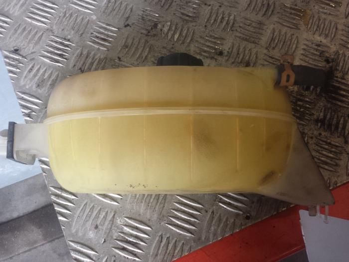 Expansion vessel from a Nissan Primastar 1.9 dCi 80 2005