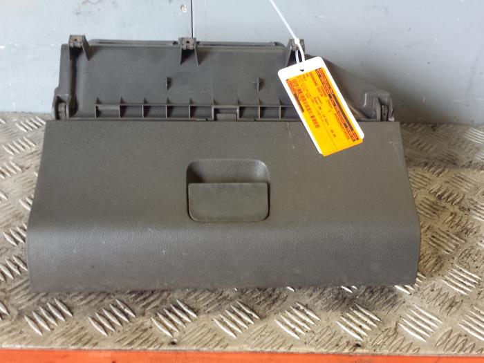 Gebrauchte Handschuhfach Volkswagen Polo IV (9N1/2/3) 1.4 16V Preis € 30,00 Margenregelung angeboten von Autodemontagebedrijf Smit