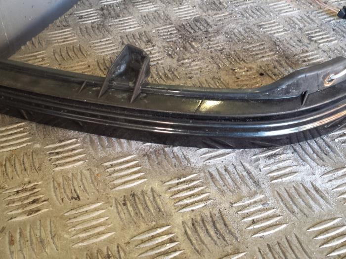 Używane Krawedz reflektora prawa Opel Zafira (F75) 1.8 16V Cena € 20,00 Procedura marży oferowane przez Autodemontagebedrijf Smit