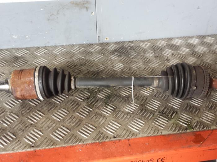 Front drive shaft, left from a Nissan Almera Tino (V10M) 1.8 16V 2003