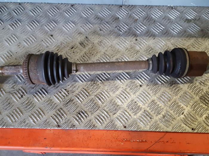 Front drive shaft, left from a Nissan Almera Tino (V10M) 1.8 16V 2003