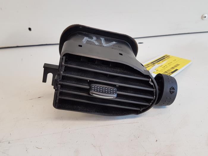 Dashboard vent from a Mercedes-Benz A (W168) 1.4 A-140 1998