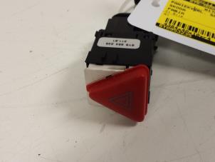 Usados Interruptor de luz de pánico Skoda Fabia (6Y2) 1.4i 16V Precio € 10,00 Norma de margen ofrecido por Autodemontagebedrijf Smit