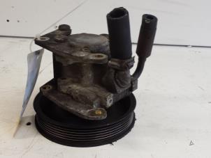 Used Power steering pump Mercedes Vito (638.0) 2.3 110D Price € 50,00 Margin scheme offered by Autodemontagebedrijf Smit