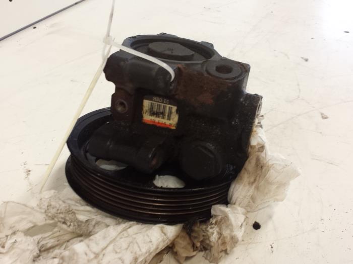 Usagé Pompe de direction Ford Mondeo III 1.8 16V Prix € 35,00 Règlement à la marge proposé par Autodemontagebedrijf Smit