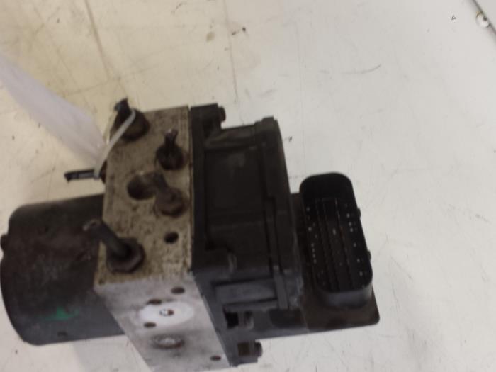 Usagé Pompe ABS Ford Mondeo III 1.8 16V Prix € 20,00 Règlement à la marge proposé par Autodemontagebedrijf Smit