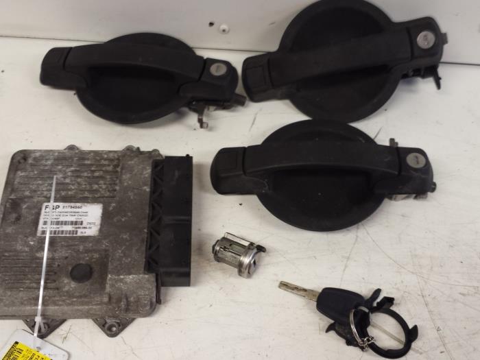 Used Ignition lock + computer Fiat Doblo Cargo (223) 1.3 D 16V Multijet Price € 250,00 Margin scheme offered by Autodemontagebedrijf Smit
