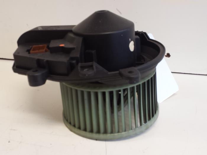 Heating and ventilation fan motor from a Volkswagen Passat (3B2) 2.3 VR5 1999