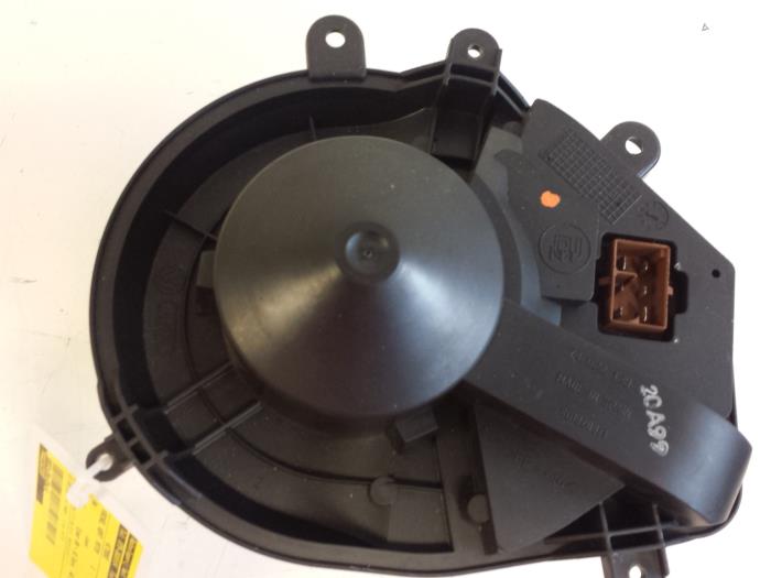 Heating and ventilation fan motor from a Volkswagen Passat (3B2) 2.3 VR5 1999