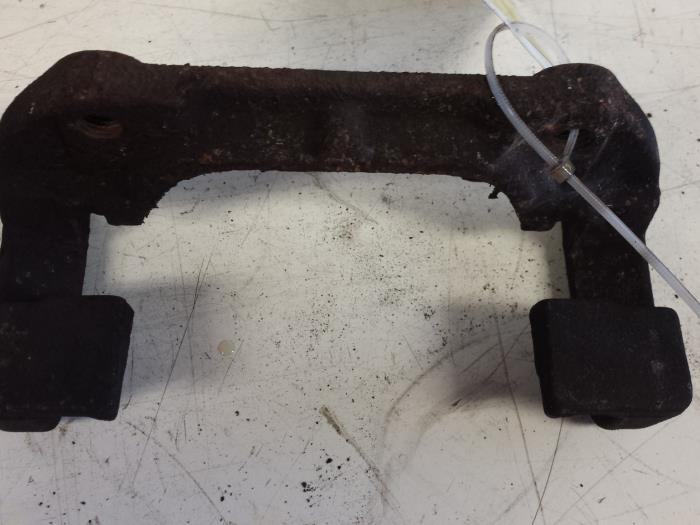 Front brake calliperholder, left from a BMW 3 serie (E46/2C) 325 Ci 24V 2000
