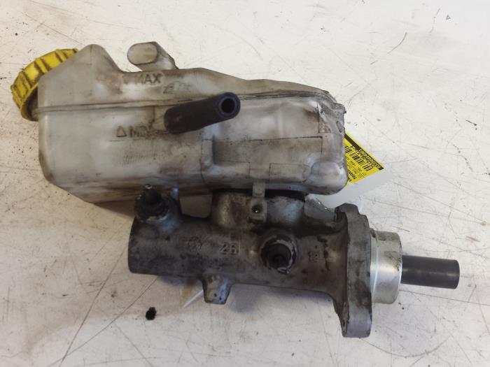 Master cylinder from a Volkswagen Transporter T5 1.9 TDi 2005
