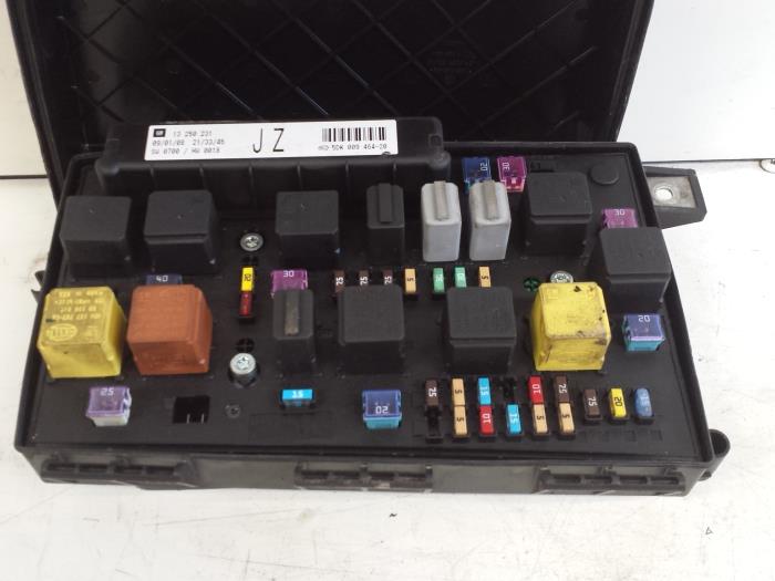 Fuse box from a Opel Astra H (L48) 1.6 16V 2009
