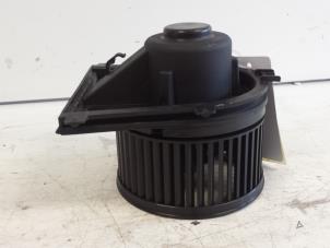 Usados Motor de ventilador de calefactor Volkswagen Polo III (6N2) 1.4 16V 75 Precio € 10,00 Norma de margen ofrecido por Autodemontagebedrijf Smit