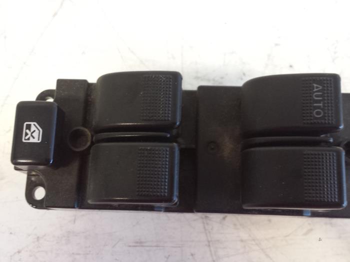 Usados Interruptor combinado de ventanillas Mazda 323 Fastbreak (BJ14) 1.6 16V Precio € 55,00 Norma de margen ofrecido por Autodemontagebedrijf Smit