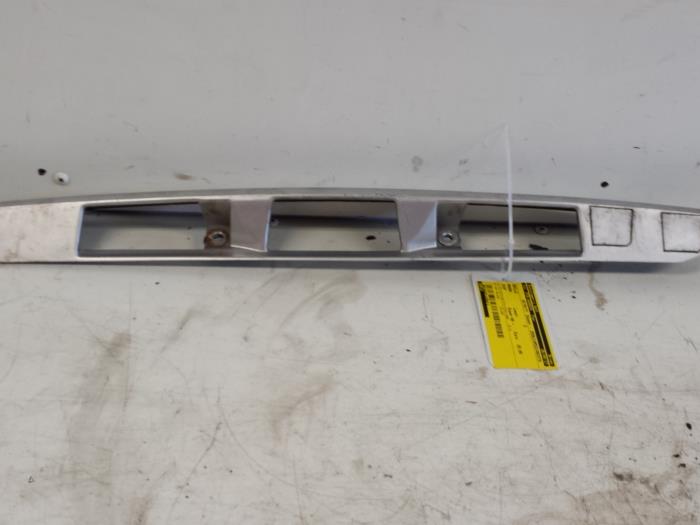 Używane Grill Mazda 323 Fastbreak (BJ14) 1.6 16V Cena € 20,00 Procedura marży oferowane przez Autodemontagebedrijf Smit