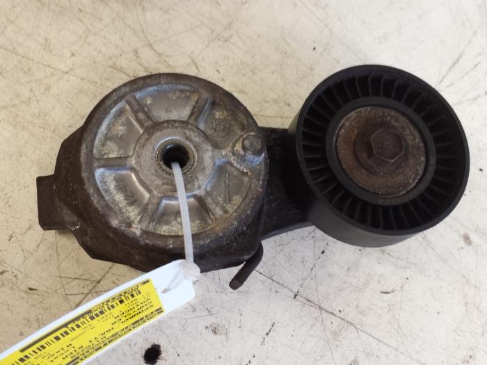 Usados Rodillo tensor correa múltiple Chrysler Voyager/Grand Voyager (RG/RS) 3.3 V6 AWD Grand Voyager Precio € 25,00 Norma de margen ofrecido por Autodemontagebedrijf Smit