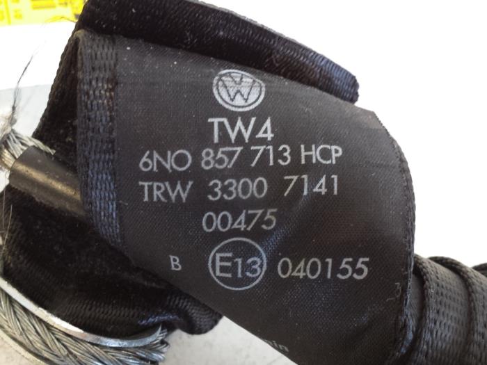 Rear seatbelt, centre from a Volkswagen Polo III (6N2) 1.4 16V 75 2000