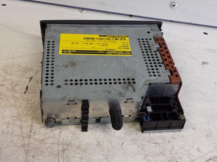 Radio CD player from a Renault Clio II Societe (SB) 1.5 dCi 65 2002