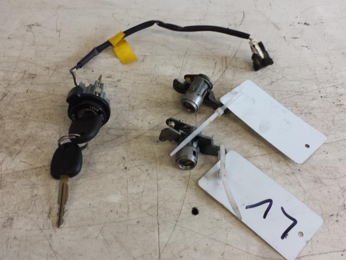 Used Ignition lock + computer Hyundai Coupe 2.0i 16V Price € 50,00 Margin scheme offered by Autodemontagebedrijf Smit