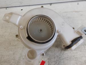 Usagé Moteur de ventilation chauffage Toyota Prius (NHW11L) 1.5 16V Prix € 55,00 Règlement à la marge proposé par Autodemontagebedrijf Smit