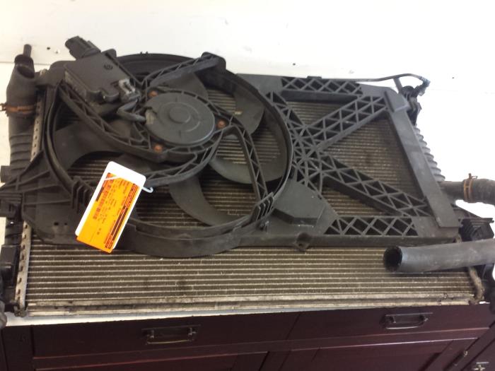 Usagé Radiateur Ford Transit 2.2 TDCi 16V Prix € 70,00 Règlement à la marge proposé par Autodemontagebedrijf Smit