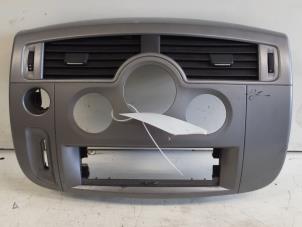 Używane Kratka wentylacyjna deski rozdzielczej Renault Grand Scénic II (JM) 2.0 16V Cena € 80,00 Procedura marży oferowane przez Autodemontagebedrijf Smit